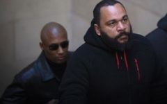Dieudonné M'Bala M'Bala à son arrivée au tribunal de Paris, le 13 décembre 2013. (Crédit : Joel Saget/AFP)